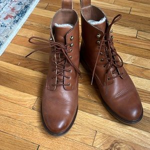 VGUC Clark’s Sherpa lined lace up boots